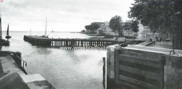 Noord-Holland, 1916, Hoorn, Hoorn, de zeshonderdjarige. Het Houten Hoofd en de sluis bij den Hoofdtoren. Reeds in 1463 is op dezelfde plaats een iets kleiner houten hoofd gemaakt