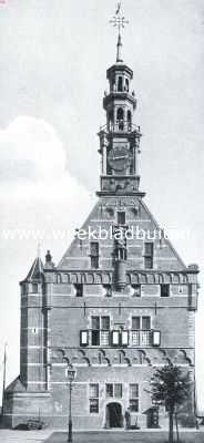 Noord-Holland, 1916, Hoorn, Hoorn, de zeshonderdjarige. De Hoofdtoren, gezien van den Italiaanschen Zeedijk. Gebouwd in 1532 en in 1651 van een torentje voorzien, Van den Hoofdtoren, van de zeezijde gezien, zijn afbeeldingen geplaatst in de nummers van 6 Februari 1909 en 17 Mei 1913	Buiten 1916