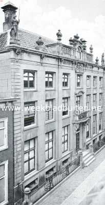 Noord-Holland, 1916, Hoorn, Hoorn, de zeshonderdjarige. Het mooiste achttiende-eeusche huis van Hoorn, staande aan het Groote Oost, vroeger behoorende aan de familie van Foreest, thans dienst doende als Remonstrantsche kerk en pastorie. Boven op de hoeken beelden van Minerva en Mars