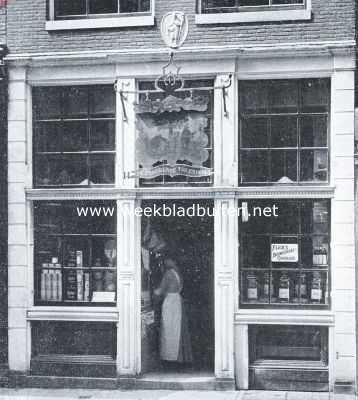 Noord-Holland, 1917, Amsterdam, De verbreeding van de Vijzelstraat te Amsterdam. De winkelpui, met het typische uithangbord, die slachtoffer van de verbreeding wordt