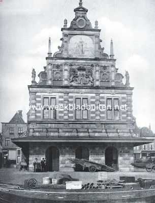 Noord-Holland, 1917, Alkmaar, Waag en Kaasmarkt te Alkmaar. De voorgevel van het Waaggebouw