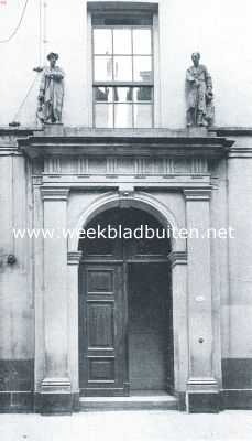 Zuid-Holland, 1917, Rotterdam, Het Heilige Geesthuis te Rotterdam. Hoofdingang van het voormalige Oudemannenhuis, vroeger het Heilige Geesthuis, aan de Hoogstraat te Rotterdam
