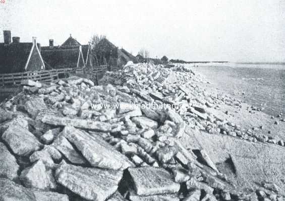 Noord-Holland, 1917, Volendam, Het kruien van het ijs tegen den zeedijk bij Volendam, waardoor het een jaar geleden door de overstrooming geteisterde dorp de vorige week met een nieuwe ramp bedreigd werd