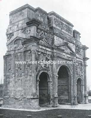 Frankrijk, 1917, Orange, Triomfen en Triomfbogen. De triomfboog te Orange, door Raymond des Beaux tot een versterkt kasteel gemaakt, doch later weer in zijn oude gedaante hersteld. Het is niet zeker wanneer de boog is opgericht en evenmin voor wien, volgens de eene lezing is hij aan Germanicus, volgens de andere aan Augustus en volgens een derde aan Caius Marius gewijd