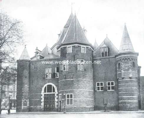 Noord-Holland, 1917, Amsterdam, Amsterdamsche poorten. De St. Anthoniespoort (gebouwd in 1488, in 1614 tot Waaggebouw ingericht en in 1691 van een zevenden toren, op het midden van het gebouw, voorzien) gezien van het zuiden