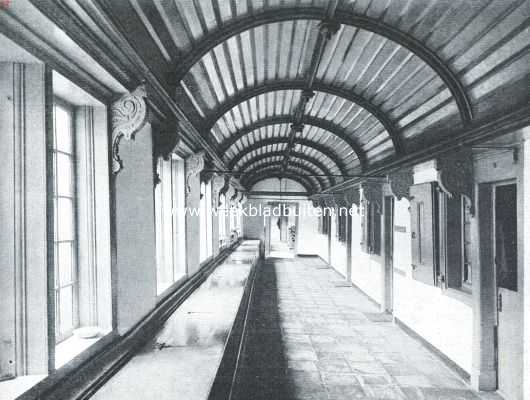 Noord-Holland, 1917, Hoorn, Het St. Pietershof te Hoorn. Galerij met tongewelf aan de oostzijde van de binnenplaats
