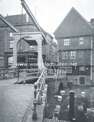 Noord-Holland, 1917, Alkmaar, Het Mandenmakershuis op den hoek van de Appelsteeg te Alkmaar, in welks houten gevel de kogel is aangebracht, die daar tijdens het beleg (14 September 1573) ingeschoten werd zonder een der zeven bewoners te kwetsen