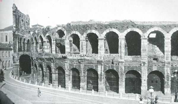 Itali, 1917, Verona, Verona. Het amphitheater (arena) in zijn tegenwoordigen bouwval. Links nog een stuk van den buitengevel, in 1814 door aardbeving verwoest