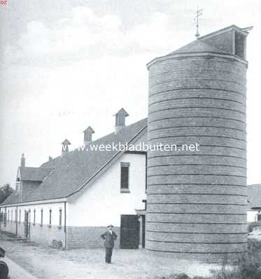 Groenvoedersilo's. Groenvoedersilo met een inhoud voor bijna 200000 K.G. silage, aan een koestal aangebouwd