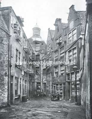 De Zwarte Bijl-steeg bij de Ronde Luthersche Kerk te Amsterdam, die eerstdaags aan den openbaren dienst wordt onttrokken