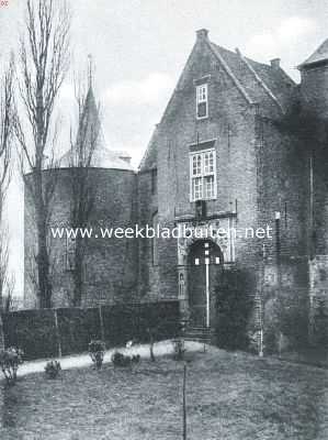 Het kasteel Ammerzoden. Ingangspoort. Boven de poort de wapens van van Arckel en de la Kethule. De toren links is bij den brand van 1590 ongedeerd blijven staan