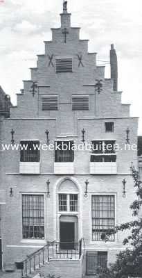 Zeeland, 1917, Zierikzee, Zierikzee. Het 's Gravensteen aan de Oude Haven, nog als gevangenis in gebruik. In dit oud grafelijk huis, welks achtergedeelte van 1358 dagteekent, hielden de baljuw en de rentmeester-generaal be-Oosterschelde zitting. De voorgevel is opgetrokken in 1524-'26 door Mechelse bouwmeesters