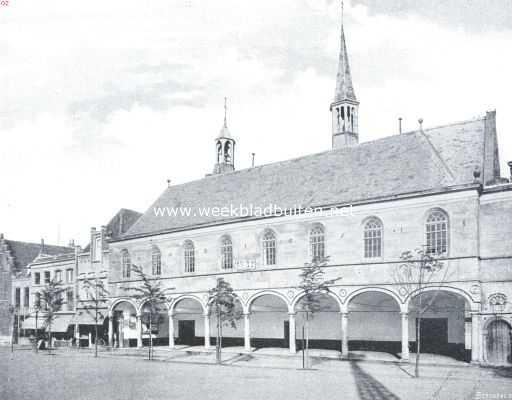 Zierikzee. Kleine- of Gasthuiskerk bij het Havenplein. De Beurs met bovenverdieping is in 1651 tot vergrooting der kerk bijgebouwd