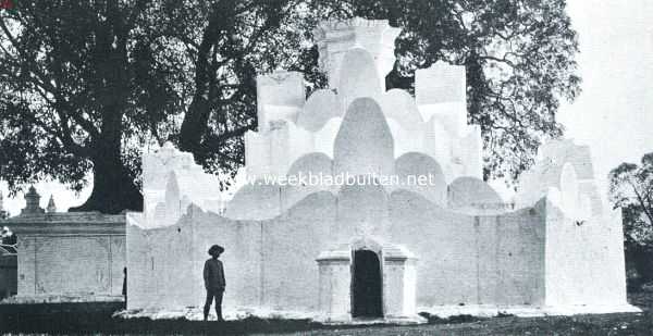 Indonesi, 1917, Banda Aceh, Overblijfselen van Oud-Atjehsche bouwkunst te Koeta Radja. Het gebouwtje genaamd 