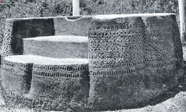 Overblijfselen van Oud-Atjehsche bouwkunst te Koeta Radja. De gebeeldhouwde strafbank