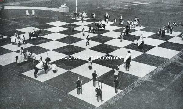 Noord-Holland, 1917, Amsterdam, Een partij schaak, gespeeld met levende figuren in costumeering van den Kruistochtentijd, ter gelegenheid van het jubileum van Henri Brondgeest in het stadion te Amsterdam op 9 en 10 Juni L.L.