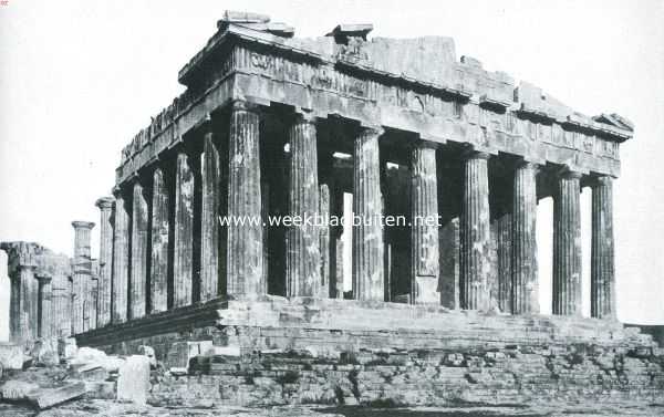 Griekenland, 1917, Athene, Van oud-en nieuw-Athene. De rune van het Parthenon, den tempel van de godin Athena Parthenos (de maagd), die in het jaar 438 V. Chr. In gebruik werd gesteld. Later deed dit gebouw dienst als Maria-kerk en onder de Turksche heerschappij als moskee. Toen Athene in 1687 door de Venetianen belegerd was, hadden de Turken hun kruit in het Parthenon geborgen en deed een bom den 26en September van dit jaar den tempel voor een deel in de lucht springen