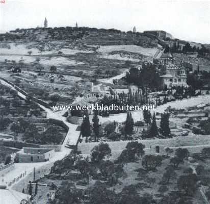 Jeruzalem. De Olijfberg. In het midden, rechts, de zoogenaamde 