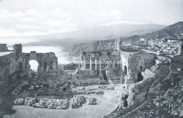 Itali, 1917, Taormina, Van Girgenti naar de Zuidkust van Itali. De bouwval van het Grieksche Theater bij Taormina, op den achtergrond Kaap Schiso en de Etna