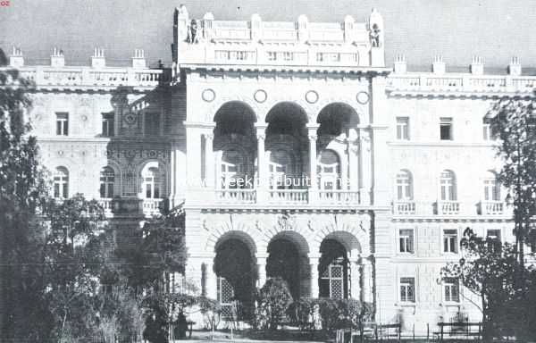 Het paleis van de stadhouder aan de Piazza Grande te Triest, de door de Italianen zoo vurig begeerde stad
