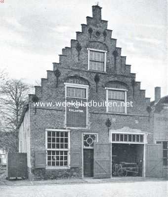Zeeland, 1917, Tholen, De stad Tholen. Oud geveltje aan de Vischmarkt. (Was een jaar gelden nog onverknoeid)
