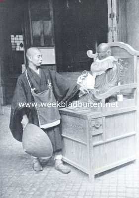 Japan, 1917, Onbekend, Japan. De god der zieken en een priester. Uit:  Japan, Indrukken van Land en Volk, door H.H. van Kol