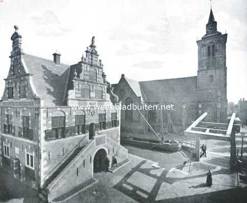 Noord-Holland, 1917, de Rijp, Het Raadhuis van de Rijp na de restauratie, gezien van het Noordwesten. Rechts op den achtergrond den Hervormde Kerk