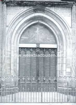 Duitsland, 1917, Wittenberg, De deur van het portaal der Slotkerk te Wittenberg, waarop Luther vierhonderd jaar geleden (31 October 1517) zijn 95 stellingen aansloeg, wat als het begin der hervorming wordt beschouwd. Nadere bijzonderheden geven wij in ons volgend nummer
