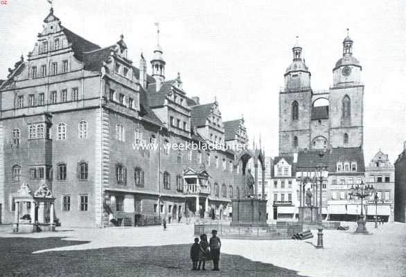 Wittenberg. De Markt met Stadhuis, van het Westen gezien. Rechts de torens der Stadskerk, waar Luther herhaaldelijk als prediker is opgetreden