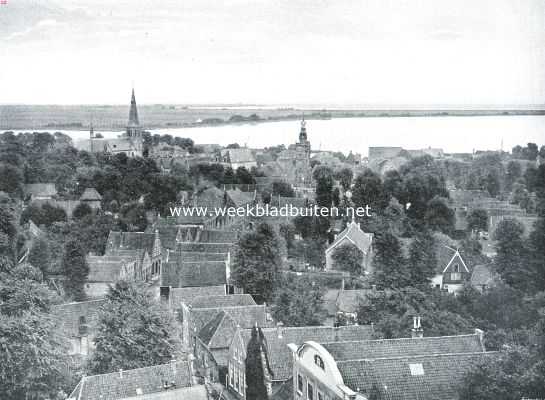 Noord-Holland, 1917, Monnickendam, Monnikendam. Panorama van het stadje en een deel der Gouwzee. Bovenstaande afbeelding is reeds geplaatst tijdens de overstrooming van Waterland in Januari 1916, die ook Monnikendam bedreigde, doch zij vult onze beschrijving van het stadje dusdanig aan, dat wij alle aanleiding vonden om tot herplaatsing bij dit artikel over te gaan