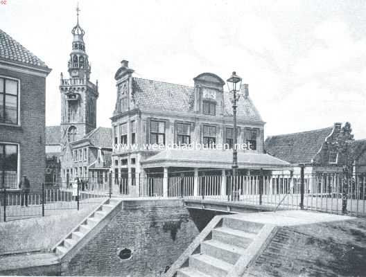 Noord-Holland, 1917, Monnickendam, Monnikendam. Gezicht bij den Dam op Speeltoren en Waaggebouw