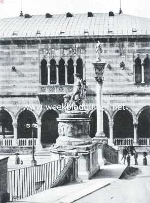 Itali, 1917, Udine, Bij he Stadhuis van Udine, de voornaamste stad van het Noordoosten van Itali, dat door de Centralen na hun overwinning op de Italianen is veroverd. Voor het stadhuis een beeld van de godin des Vredes.