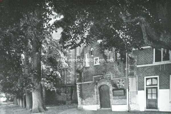 Noord-Holland, 1917, Monnickendam, Monnikendam. Het Westelijk portaal aan de Noordzijde der Groote Kerk, vermoedelijk een overblijfsel van het klooster der Franciscaner monniken, aan wie de stad haar opkomst, naam en wapen dankt