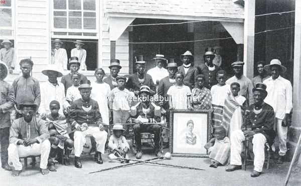 Suriname, 1917, Onbekend, De boschnegers in Suriname. Gouverneur Amakti, het opperhoofd der Aucaners, te midden van zijn familie
