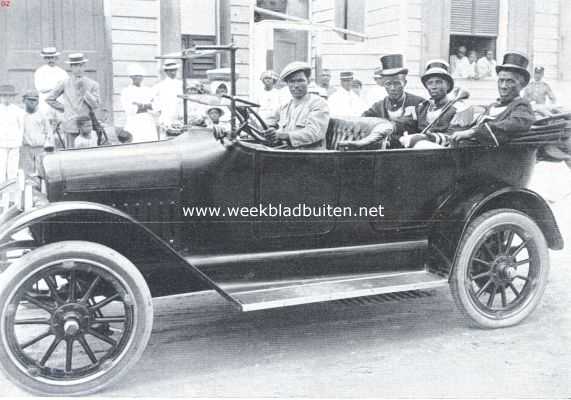 Suriname, 1917, Onbekend, De boschnegers in Suriname. Gouverneur Amakti tusschen zijn adjudanten in de auto