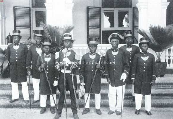 Suriname, 1917, Onbekend, De boschnegers in Suriname. Gouverneur Amakti met zijn adjudanten en kapiteins na de bevestigingsplechtigheid voor den gouverneur van Suriname