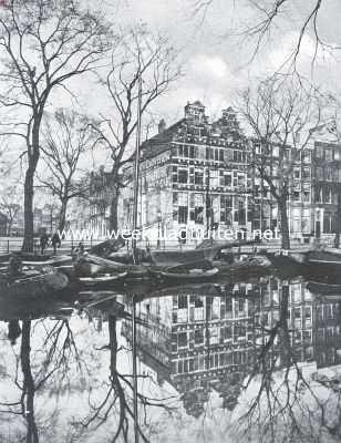 Noord-Holland, 1917, Amsterdam, Bij Keizersgracht en Westermarkt te Amsterdam. In het midden prijken nog - en maken ze dit stadsgezicht niet tot en lust der oogen? - de oude gevels uit het jaar 1618, die weldra op bevel van den eigenaar zullen vernietigd worden. Heeren in Den Haag, spreekt niet luide uw geweten bij het aanschouwen van deze plaat? Voor de zooveelste maal herhalen wij de vraag: waar blijft de Monumentenwet?