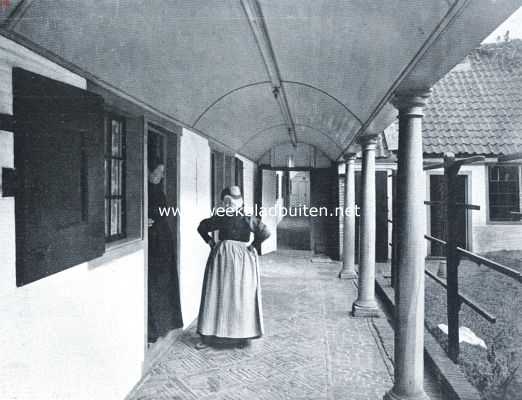 Noord-Holland, 1917, Alkmaar, Twee hofjes te Alkmaar. Interieur van het hofje van Splinter