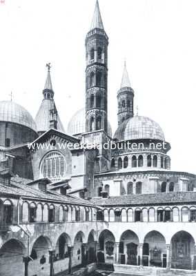 Itali, 1917, Padua, Bij het nieuwe front in Noord-oost Itali. De Basilica San Antonia te Padua, van den binnenhof uit gezien