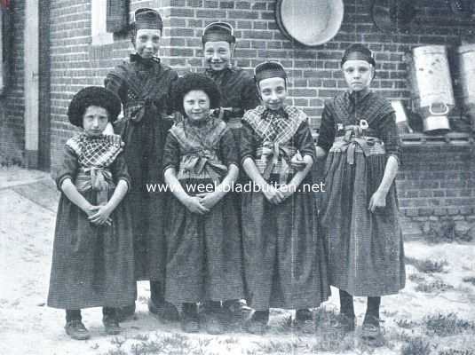 Overijssel, 1917, Staphorst, Staphorst. Kinderkleeding met bonnet en oorijzer