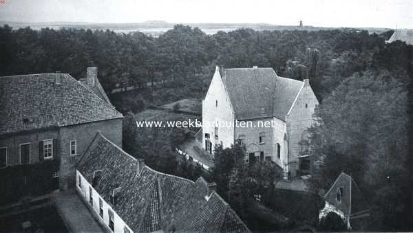 Gelderland, 1918, 's-Heerenberg, Het Huis Bergh. Gezicht van den torentrans van het kasteel op de protestansche kerk en de omgeving. In de verte de begroeide Montferland