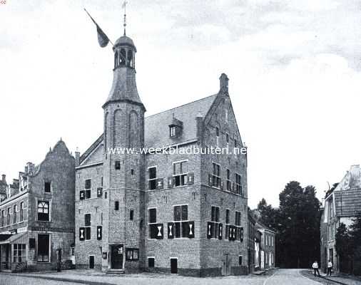 Gelderland, 1918, 's-Heerenberg, Graafschap en Het Huis Bergh. Het stadhuis te 's Heerenberg, onlangs gerestaureerd onder toezicht van den architect Jac. Van Gils