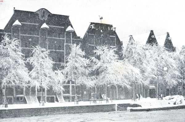 Een herinnering aan den sneeuwval in de afgeloopen week. Boomen in hun sprookjesachtige sneeuwkleed voor oude pakhuizen aan de Oude Schans te Amsterdam