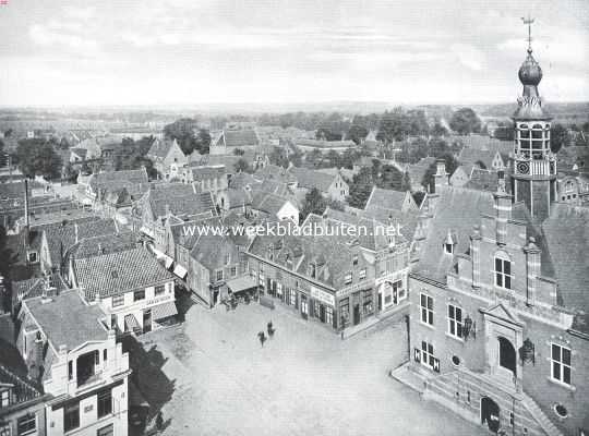 Noord-Holland, 1918, Purmerend, Purmerend. Panorama van het noordoostelijk deel van het stadje. Op den voorgrond de kaasmarkt, met rechts het in 1911-12 gebouwde Stadhuis. Op den achtergrond de Beemster