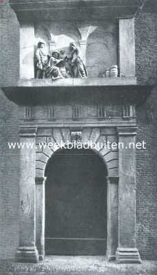 Zuid-Holland, 1918, Leiden, De Waag te Leiden. Poortje met beeldhouwwerk van Rombout Verhulst aan den Mandenmakerssteeg