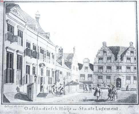 De gebouwen der O.-I. Compagnie. Het Oost-Indisch Huis aan de Muntstraat te Hoorn (links), gebouwd omstreeks 1683 en nog in hoofdzaak hetzelfde uiterlijk bewaard hebbend. Naar een teekening van C. Pronk