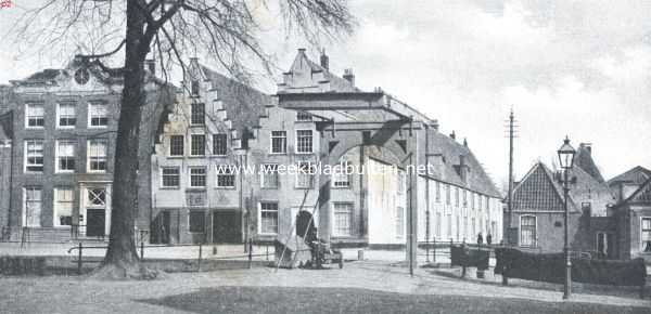 Noord-Holland, 1918, Hoorn, De gebouwen der O.-I. Compagnie.  Het voormalige Oost-Indische Pakhuis aan de Turfhaven te Hoorn (rechts), gebouwd in 1606, in zijn tegenwoordigen toestand