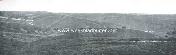 Gelderland, 1918, Velp, Beekhuizen als bergland. Overzicht van een punt dicht bij den Zypenberg over het bovendeel van het Heuvensche Dal met zijdalen. Het hoofddal wordt aangewezen door den naar boven in kleine zandstuivingen uitloopenden weg. Rechts op den achtergrond de Tasselt en de Onzalige bosschen