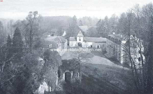 Sittard, 1918, Sittard, Het aloude slot Steyn. Kleine toren en ingang van het oud kasteel (rune) van Steyn, en de nieuwe paardenstal (links), het nieuwe landhuis (rechts) en op den achtergrond de voorpoort, gezien van den top van de rune van den grooten toren van Steyn