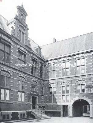 De gebouwen der O.-I. Compagnie. Hoek van de binnenplaats en het poortje naar de Hoogstraat met de omstreeks 1658 voltooide vleugels van het Oost-Indische Huis te Amsterdam